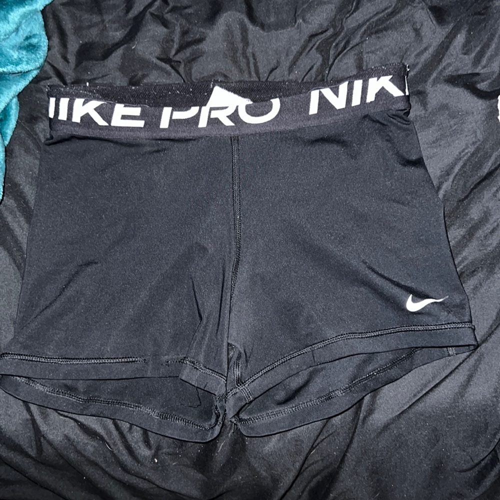 black womans nike pros